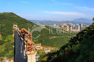 叙大铁路永宁河大桥架梁铺轨