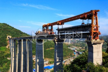 叙大铁路永宁河大桥架梁铺轨