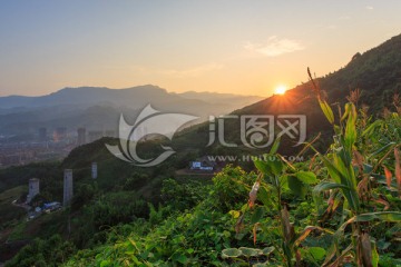 叙永新区楼群山坡日出