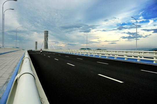 新建设的大桥路面