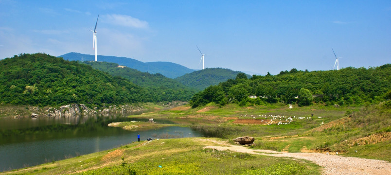 高山湖泊大风车