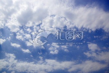 正午的蓝天白云