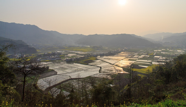 叙永落卜云山坝万亩稻田油菜花