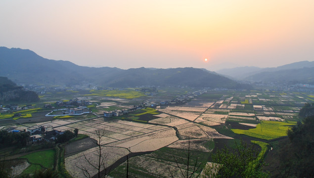 叙永落卜云山坝万亩稻田油菜花