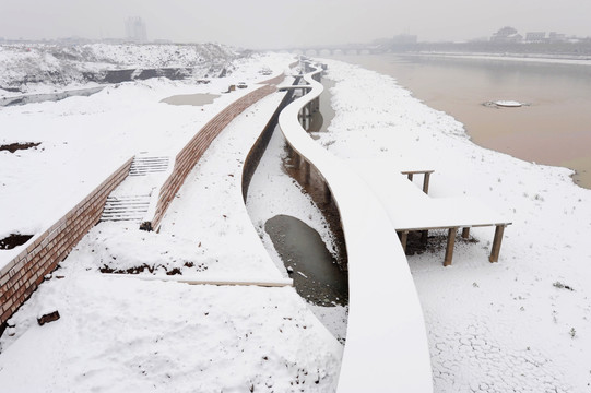 江边雪景