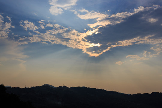 美丽天空太阳光芒光束光柱