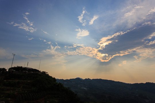 美丽天空太阳光芒光束光柱