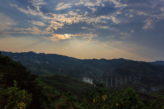 美丽天空太阳光芒光束光柱