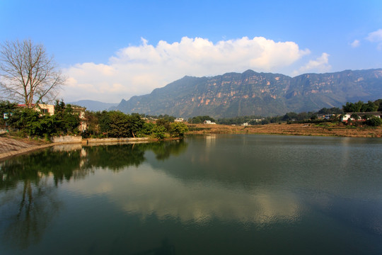 蓝天白云高山湖泊水中倒影