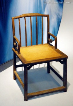 清代榉木梳背扶手椅
