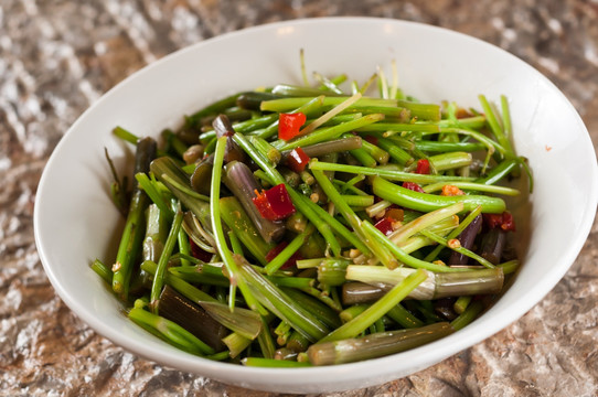 剁椒炒野芹菜