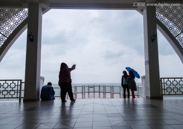 海上清真寺拍摄的马来人