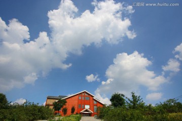 蓝天白云下的小屋