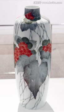 釉下五彩红海棠花瓶