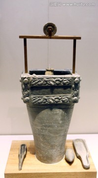 西汉带辘轳水槽的陶井