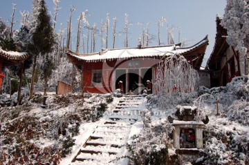 雪中庙宇