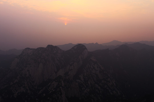 悬崖峭壁 华山日出