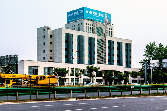上海浦东高速路旁建筑