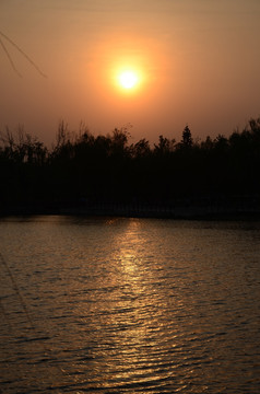 夕阳下的湖面风景jpg