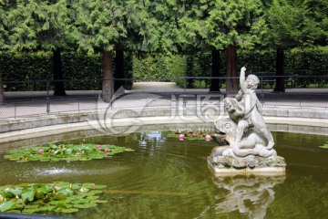 池塘雕塑