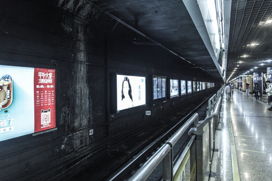 地铁站月台