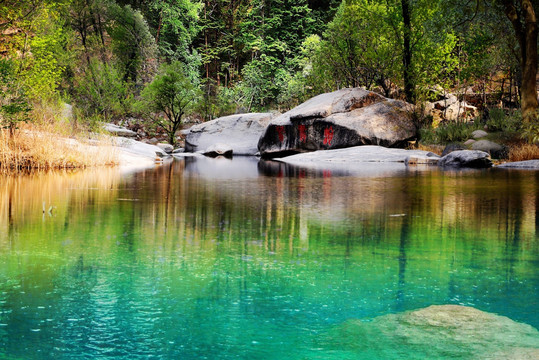 山林湖水风景