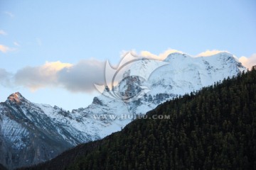 日照金山