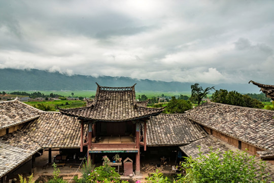 陇川户撒皇阁寺