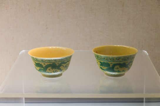 清官窑黄地绿釉龙纹碗