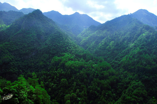 连绵起伏的青山险峰