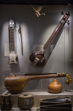 博物馆橱窗 外国民间乐器