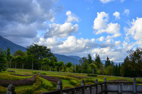 蓝天白云绿树远山