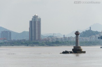 瓯江中的航标灯