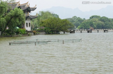 亭子湖面