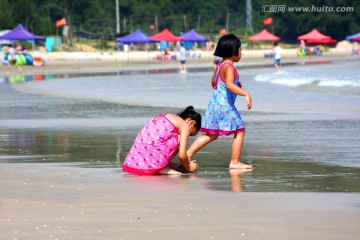 海边玩耍小女孩