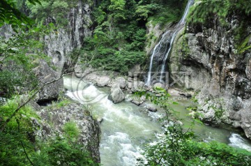 溪谷石头跌水