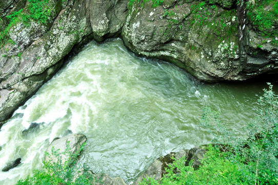 溪谷流水