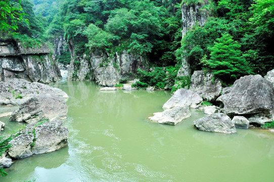 山谷深潭石岸