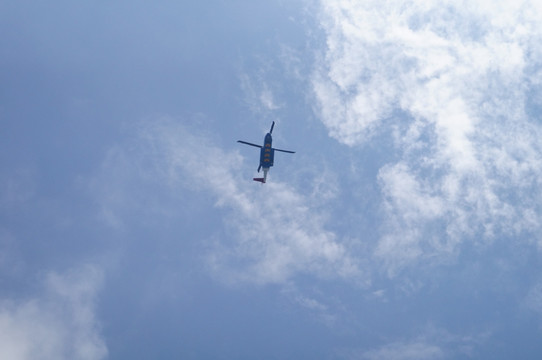 飞行的直升机