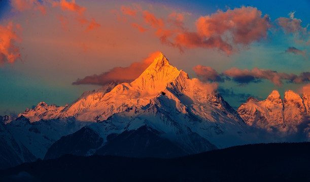 高原 雪山