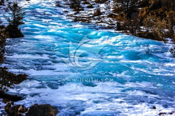 山间流水