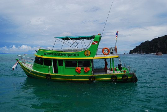 泰国普吉岛绿色游艇轮船