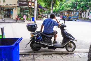 电瓶车上休息的人