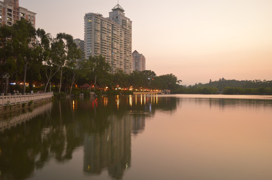 夕阳夜幕下的湖面