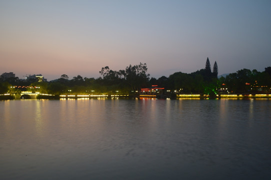 夕阳夜幕下的湖面