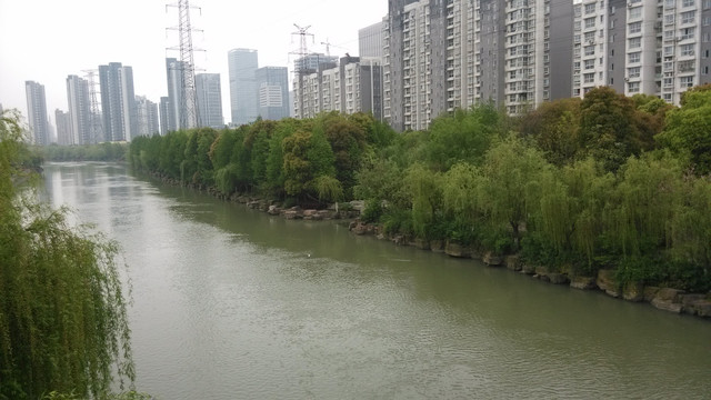 沿河的无锡城市风光