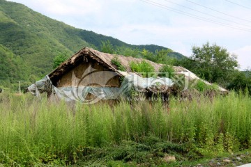 荒废的泥草房