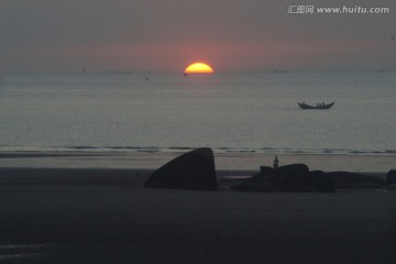 初露海面的太阳