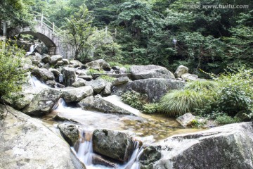 燕子河大峡谷山泉