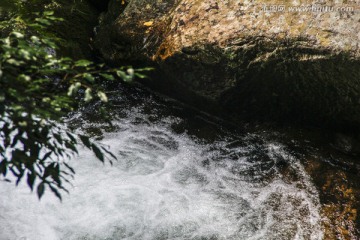 燕子河大峡谷山泉